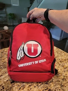 NUEVO SIN ETIQUETAS - Mochila pequeña de lona roja de la Universidad de Utah - 11" x 14" x 3" - Imagen 1 de 9