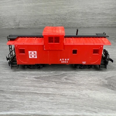 HO Scale ROCO Caboose Santa Fe ATSF 3851 Red Model Railroad Train Car - Image 1 of 4