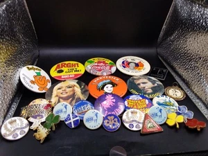 Vintage Job Lot Of Badges Fonz Debbie Harry Harvester Books Etc - Picture 1 of 4