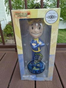 Cabezales para juegos Fallout 4 🎮 Vault-Tec Vault Boy 111 12" brazos cruzados Bobblehead - Imagen 1 de 8