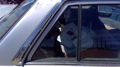 Honda Accord 1982-1985 pasajero ventana de ventilación trasera derecha puerta trasera marco de vidrio Wh Foto 1 de 4