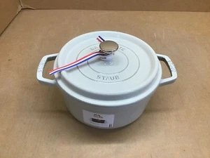Cocotte redonda de hierro fundido Staub de 2,75 qt - Granadina, hecha en Francia - Imagen 1 de 10