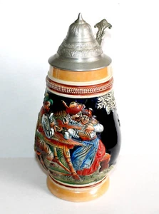 ANCIEN GRANDE CHOPE DE BIERE ALLEMANDE en GRES EMAILLÉ PERSONNAGE FESTIF 1L 26cm - Picture 1 of 8