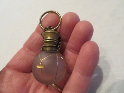 ancien flacon à sel chatelaine en verre vivré décor gravé or et monture laiton - Photo 1/4