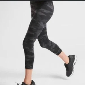 Athleta Girl Black Camo Printed Chit Chat Capri Leggings XXL 16 - Picture 1 of 5