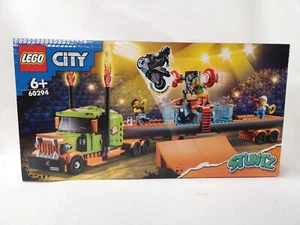LEGO CITY 60294- Le camion de spectacle des cascadeurs - Neuf et scellée - Imagen 1 de 6