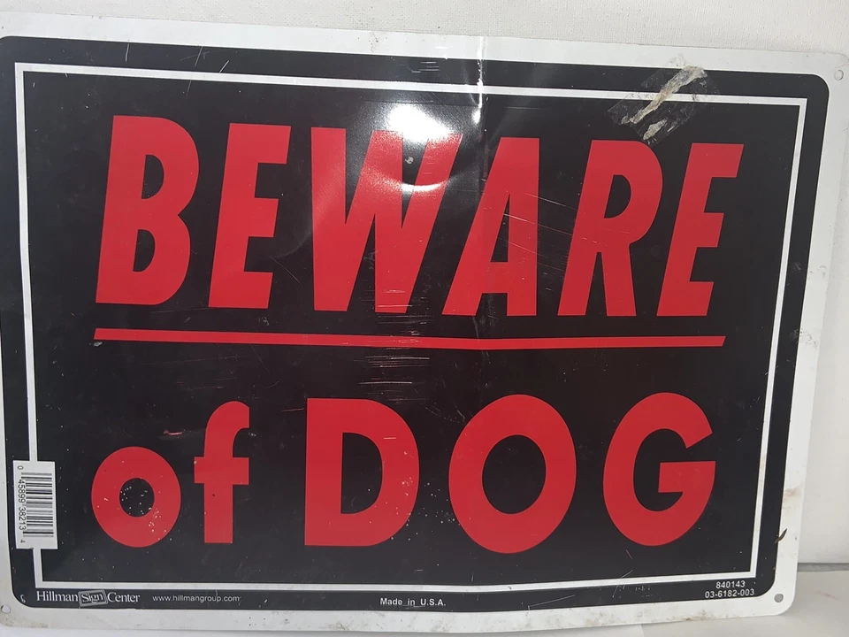 Placa de aviso "CUIDADO COM O CACHORRO" METAL ALUMÍNIO LEVE PRETO USADO - Imagem 1 de 4