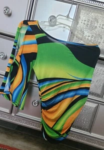 Schönes helles Farben mehrfarbiges schulterfreies Damen-Lippenstift-Oberteil in klein - Bild 1 von 6