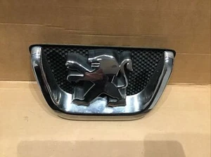 PEUGEOT 1007 2008 PARACHOQUES DELANTERO LOGO INSIGNIA 8293EN - Imagen 1 de 5