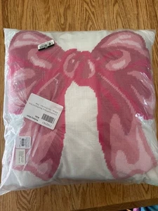"Almohada de arco de aguja de lujo rosa 18"" x 18"" Pottery Barn Kids Love Shack" - Imagen 1 de 5