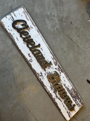 Letrero de metal rústico único en su clase Cleveland Browns barra larga de madera hombre cueva estadio Foto 1 de 4