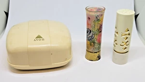 Lotto Vintage Avon Scatola Polvere Sciolta e 2 Rossetti ~ Pizzo Floreale e Moda - Foto 1 di 8