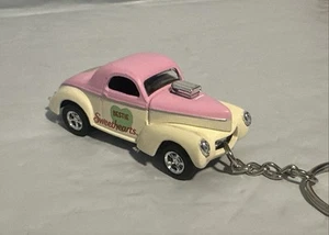 M2 Machines WHITE 1941 WILLYS COUPE GASSER SWEETHEARTS 22-68 LOVE Keychain 1:64 - Picture 1 of 8