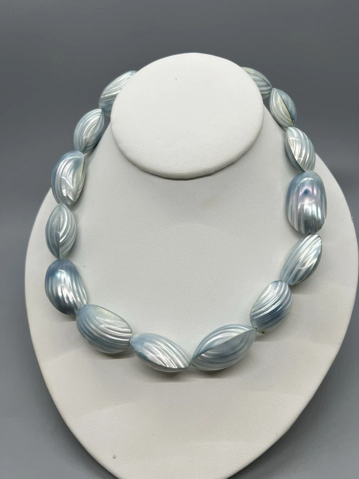 Collar de cuentas vintage azul Lucite concha iridiscente declaración gargantilla cierre de barril Foto 1 de 4