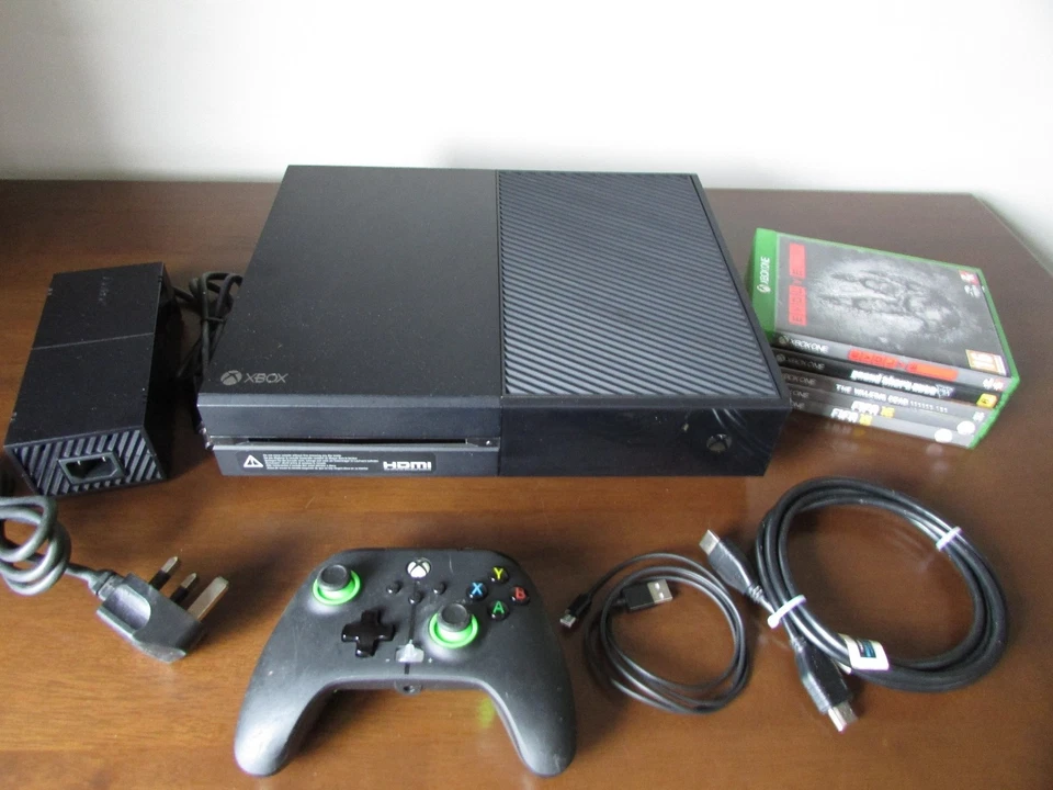 MICROSOFT XBOX ONE 500GB - BLACK - WITH GAMES AND ACCESSORIES - Image 1 of 4