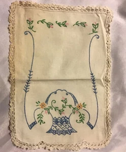 Tapete de lino marfil vintage con cesta de flores bordada a mano rectangular 13x9,5 - Imagen 1 de 4