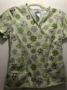 ST. PATRICK DAY'S SCRUB TOP   SB SCRUBS   SIZE SMALL SHAMROCK DESIGN - Picture 1 of 6