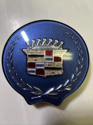 Cadillac DeVille 1994 1995 1996 cubierta de bloqueo de maletero NOS 3532532 azul y dorado Foto 1 de 3