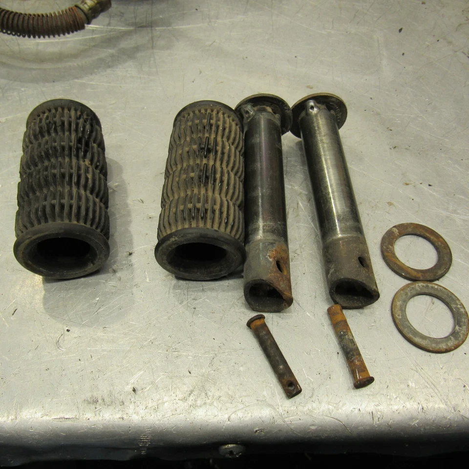 Reposapiés trasero izquierdo derecho Suzuki GS550E 1978 1979 CLAVIJA PASO A PASO Foto 1 de 4