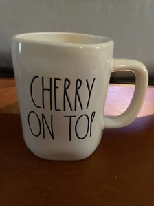 Tazza caffè/tè tazza Rae Dunn ""Cherry on Top"" decorazione cucina 16 oz NUOVA - Foto 1 di 6