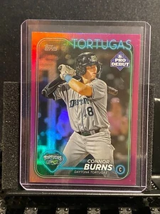 Lámina fucsia debut Topps Pro Conner Burns 2024 #10/199 - Tortugas/Rojos - Imagen 1 de 2