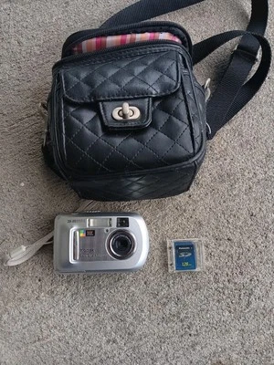 Kodak EasyShare CX7300 3.2MP Silver Digital Camera Tested w/ Memory Card & Case - Image 1 of 4