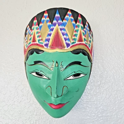 Máscara indonesia de colección 8 pulgadas madera tallada Java comercio justo cara verde decorativa Foto 1 de 4