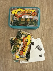 Estuche metálico completo con 52 cartas + comodines Cheers Boston Playing Cards - Imagen 1 de 6