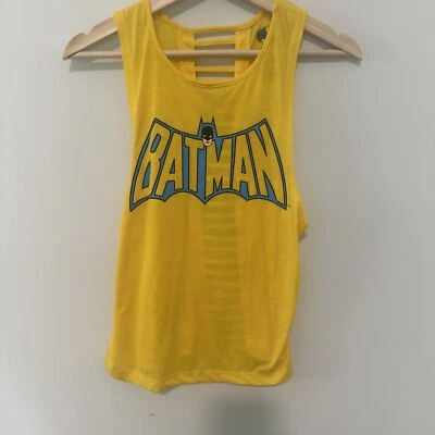 Camiseta sin mangas vintage Batman para dama pequeña amarilla con recorte de escalera trasera. Foto 1 de 4