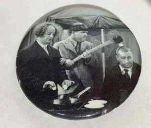 Vintage Pin The 3 Three Stooges Moe Larry Curly Breaking Egg Button Pinback - Picture 1 of 6