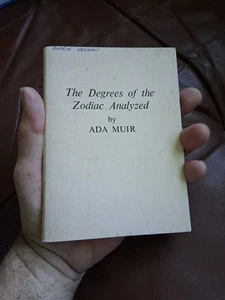 The Degrees of the Zodiac Analyzed by Ada Muir PB vintage astrology 1969 - Foto 1 di 8