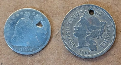 Media moneda de diez centavos de 1858 y níquel de 3 centavos de 1869 Foto 1 de 2