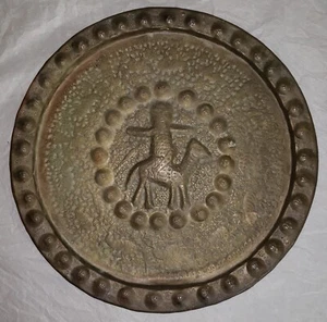 Vassoio da parete vintage antico India ottone ricrescita animali inseguiti cavaliere 17 3/4 pollici - Foto 1 di 17