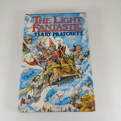 Terry Pratchett The Light Fantastic 1986 Colin Smythe Book Club Edition HCDJ  Foto 1 de 4