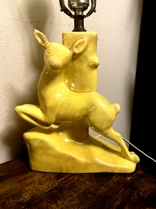 VINTAGE POTTERY YELLOW DEER DOE FAWN LAMP WORKING - Picture 1 of 13