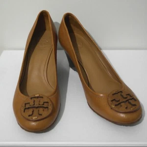 Zapatos de salón Tory Burch de cuero granulado marrón parche con logotipo de cuña neutros EE. UU. 9,5 - Imagen 1 de 14