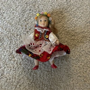 VINTAGE Polonia 4,5” FOLK COSTUME VESTITO porcellana ragazza BAMBOLA - Foto 1 di 2