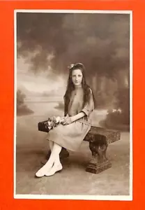 CARTE POSTALE PHOTO / JEUNE FILLE ASSISE / STUDIO LUDOVIC REVOL à ISSOUDUN (36) - Bild 1 von 2