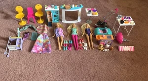 Großes Barbie Konvolut Puppen Zubehör Haustiere Schuhe Kleidung Eisständer - Bild 1 von 11