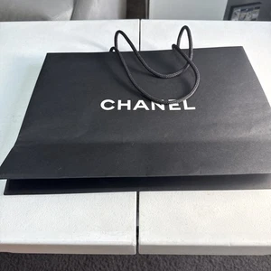 Auténtica bolsa de regalo Chanel bolso de compras con flor de camelia 17” x 13” (1265) - Imagen 1 de 7