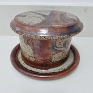 STUDIO POTTERY - IMPRESSED MAKERS MARK - BUTTER KEEPER VINTAGE - Picture 1 of 11