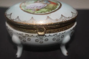 Caja de baratijas, con patas, porcelana de transferencia vintage con adornos dorados, foto de pareja. - Imagen 1 de 10