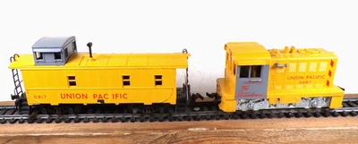 RUNS GREAT! VINTAGE LIONEL HO #0057 UNION PACIFIC HUSKY + UNION PACIFIC CABOOSE - Image 1 of 4