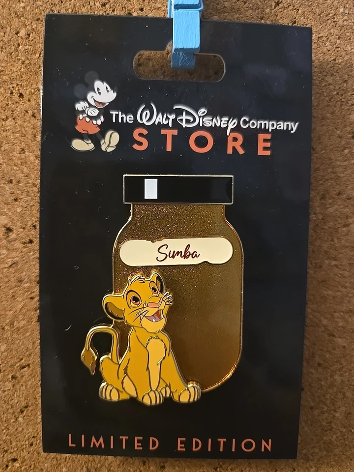  Pin 2024 D23 DEC Sombras de Magia Amarillo Simba El Rey León LE 400  Foto 1 de 1