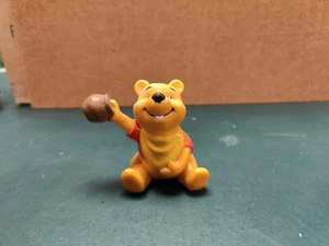 Figura de juguete de PVC Disney Winnie the Pooh de 2 1/2" de alto - Imagen 1 de 6