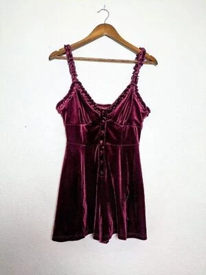 Mameluco Urban Outfitters Borgoña Terciopelo Volantes Cottagecore Oscuro Romántico Mediano Foto 1 de 4