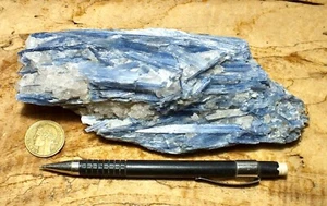 kyanit - blauer Kyanit auf Quarz, Minas Gerais, Brasilien - Ausstellungsexemplar - Bild 1 von 2