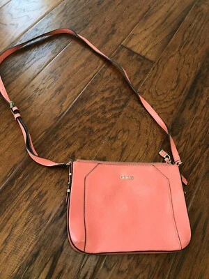 Bandolera GUESS para damas Gia con cremallera - rosa  Foto 1 de 4