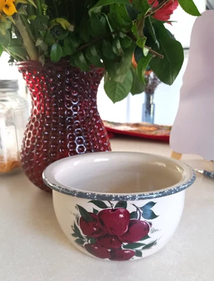 Apples Soup/ Cereal Bowl  By Home & Garden Party Farmhouse Country Kitchen 2001 - Image 1 of 4