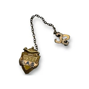 1932 S.A.S. Schule, Akademiker oder Bruder Pin, Lampe, kleine Kette mit Nummer 32 - Bild 1 von 2
